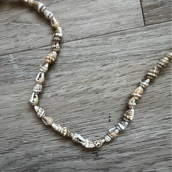 17” Shell Necklace - Picture 2 of 3